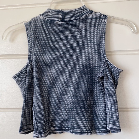 Cold shoulder crop top Size medium - Picture 9 of 12